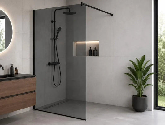 Dus walk-in cu sticla securizata fumurie si profil negru intr-o baie moderna